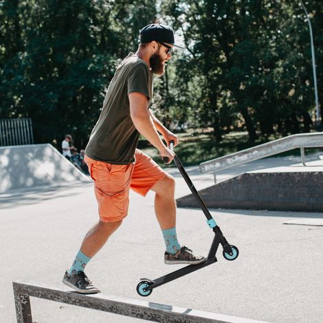 Trottinette freestyle professionnelle, en aluminium, métal et cuir synthétique, pour enfants et adultes, verte. (1/5)