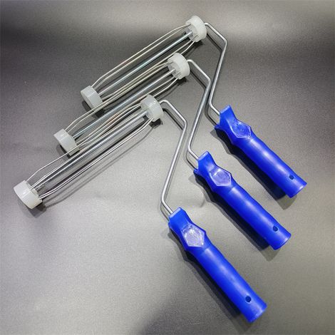 Rouleau à peinture en latex bleu de 9 pouces avec poils, manche et tête de brosse. (1/5)