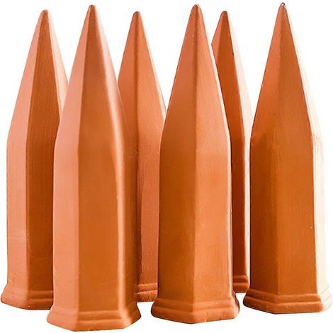 Six arrosoirs en terre cuite avec embouts auto-amorçants, parfaits pour arroser les plantes d'extérieur pendant les vacances. (1/5)