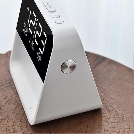 Réveil lampe de chevet pour une chambre, en matériau ABS, idéal pour la décoration festive de la maison ou du bureau, avec prise USB. (1/4)