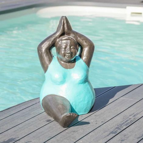 Wanda Collection – Statue moderne femme ronde position yoga turquoise – Sculpture en ciment peinte à la main – Dimensions 90x40x65 cm – Décoration jardin piscine (1/5)