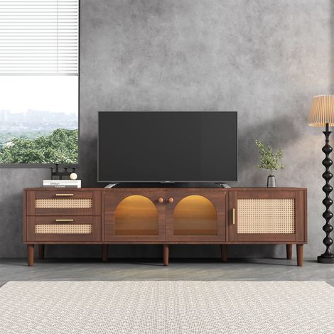 Meuble TV en bois brun 180cm pour téléviseur 80 pouces avec 2 tiroirs en rotin,2 portes en verre courbé,1 porte en rotin et éclairage LED. (1/5)