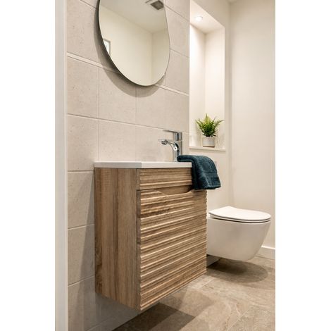 Sanitaire – Lave-mains suspendu en bois clair – Façade texturée à rainures – Vasque en résine blanche – Gain de place pour petits espaces (1/5)