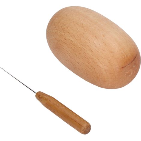 Pastille de reprisage en bois verni, robuste et confortable, avec aiguille à coudre pour chaussettes et vêtements, usage polyvalent, prise en main facile. (1/5)