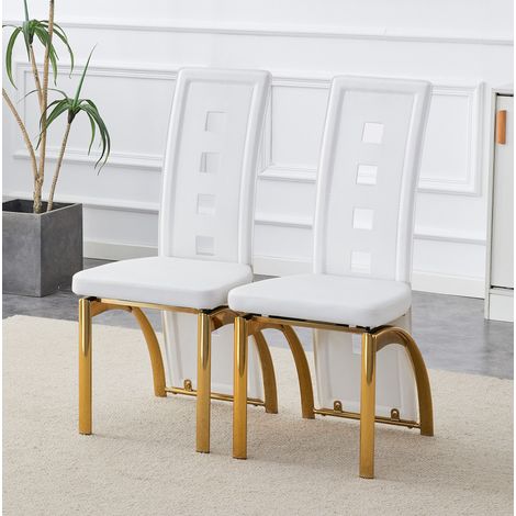 REDOM - Set di 2 sedie da pranzo con schienale traforato geometrico, comfort esteso, gambe in metallo oro e PU bianco opaco (1/5)