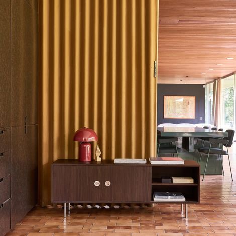 Meuble TV vintage décor bois et acier inoxydable 2 portes coulissantes 140cm noyer - Shelby (1/5)