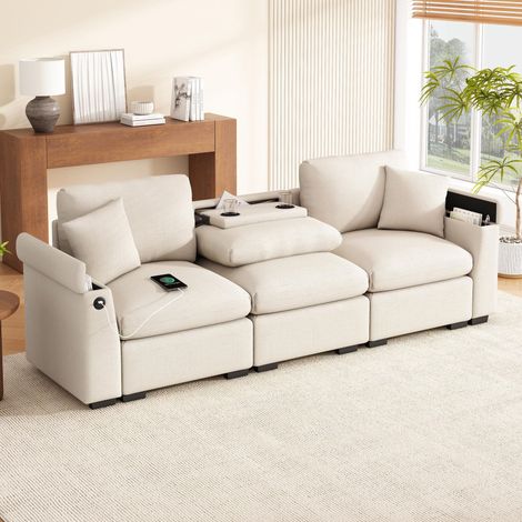 Ce canapé trois places moderne, revêtu de tissu chenille, est doté de coussins, d'une tablette rabattable, de ports USB, d'un porte-gobelet et d'un espace de rangement. Polyvalent, (1/5)