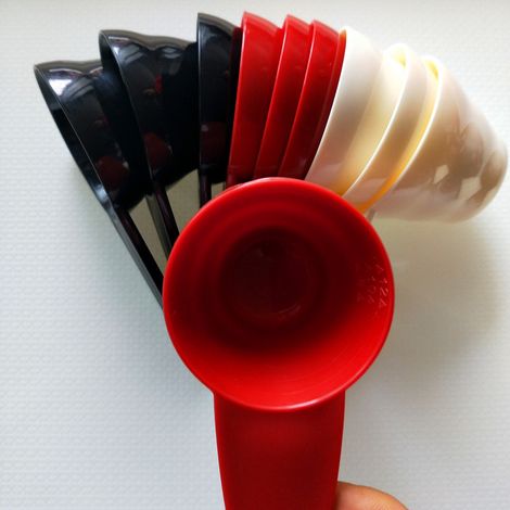 Ensemble de 12 cuillères doseuses - Cuillères doseuses pour grains de café - Graduées - Ustensiles de cuisine - Noir + Blanc + Rouge (1/5)
