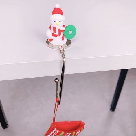 Häkeldesign mit Weihnachtsmotiven, Weihnachtshäkeln, Häkeln von Weihnachtsstrümpfen, Häkeln von Weihnachtsmänteln (ausgezeichnetes geradliniges Häkeln eines Schneemannkranzes aus Ton)