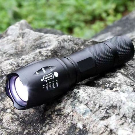 Lampe torche LED portable rechargeable, compacte et longue portée, pour une utilisation en extérieur (1/4)