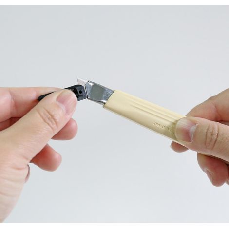 Couteau utilitaire nt cutter a-300 lame 9 mm plastique