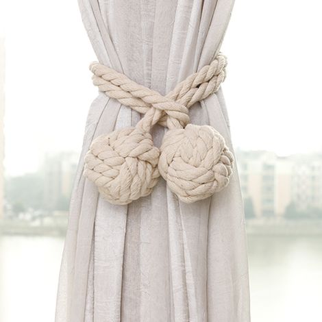 Une paire de boucles de rideaux à double boule en corde de chanvre blanc cassé, sans perçage. (1/5)