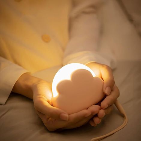 LED-Wolken-Nachtlicht mit 4 Helligkeitsstufen und wiederaufladbarem Silikonkabel, rosa Dekolampe fürs Kinderzimmer, egal ob Junge oder Mädchen, für eine beruhigende Nacht. (1/5)