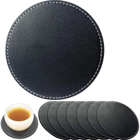 Un ensemble de 8 sous-verres ronds en similicuir. (1/5)