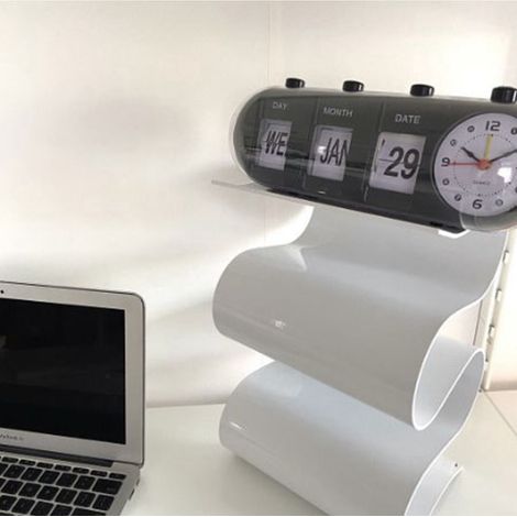 Reloj despertador de mesa innovador y decorativo con calendario de estilo salto para el hogar o la oficina, de color negro, con días de la semana y fecha. (1/5)