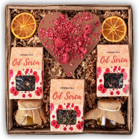 Cesta de regalo con té y chocolate.