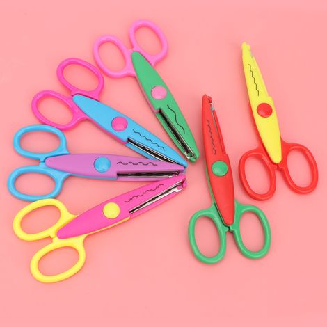 Set mit 6 farbenfrohen Kunststoffscheren für Kinderbastelalben, sicher für Papierdekorationen und Kanten. (1/5)