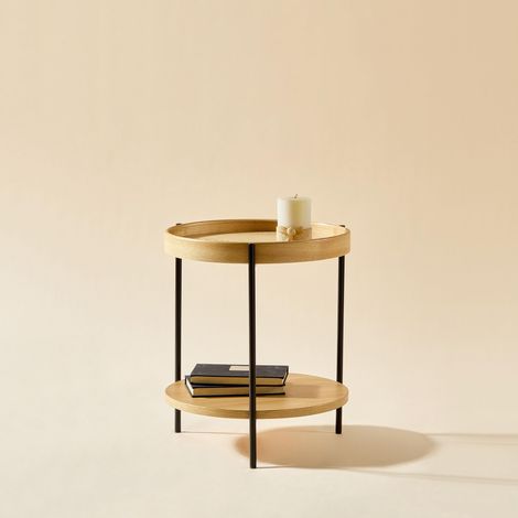 Table basse ronde à deux plateaux, en bois massif et métal, disponible en 3 coloris : frêne naturel, noyer et noir. À associer avec une table d'appoint assortie (44 x 44 x 48 cm). Montage facile.