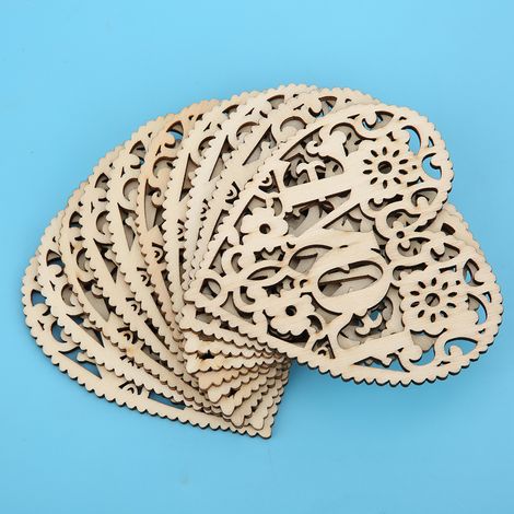 Un ensemble de 20 pendentifs en bois creux en forme de cœur, gravés du mot « AMOUR », pour la décoration et les loisirs créatifs (80 x 80 mm). (1/3)