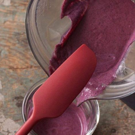 Comme le montre la photo, le matériau est du silicone alimentaire. Cet ensemble comprend un racloir à beurre, une spatule à confiture/pain et un racloir à pâtisserie.