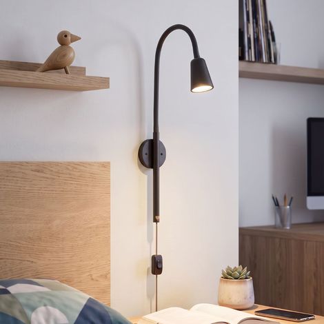 Aplique de pared KUETO orientable con brazo flexible y cable textil negro (1/5)