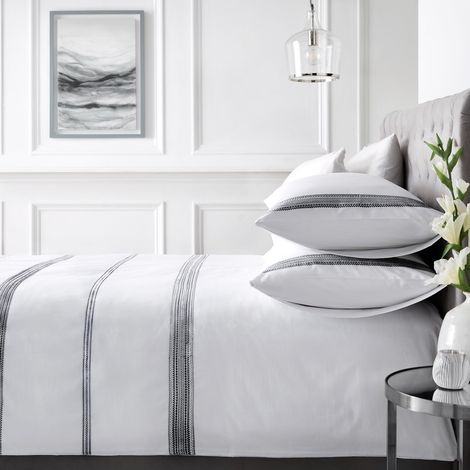 Housse de Couette brodée - Blanc avec détails Noirs - 2 Personnes (200x200cm) - 100% Coton - 200 Fils au Pouce carré - 2 taies d'oreiller - Literie (1/2)