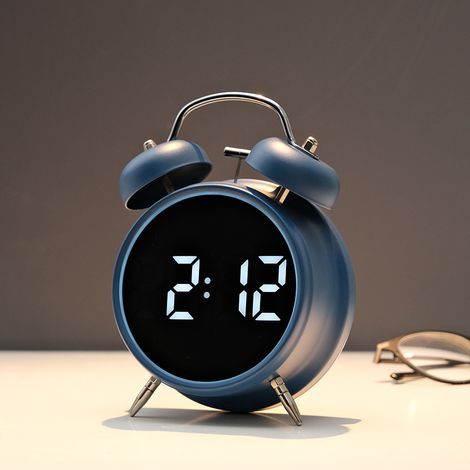 Mini réveil numérique, réveil LED de 4,5 pouces, réveil de bureau silencieux en métal, alimenté par secteur ou par piles, réveil de chevet moderne et puissant, convient aux dormeurs profonds, adultes  (1/5)