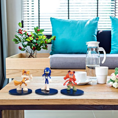 La photo présente six figurines, maquettes, poupées et décorations pour gâteaux à l'effigie de Sonic le Hérisson. (1/4)