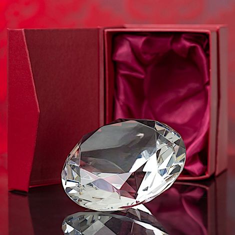 Una estatuilla de cristal con forma de diamante y un estuche decorativo, perfecta para grabar o imprimir, como regalo personalizado. (1/5)