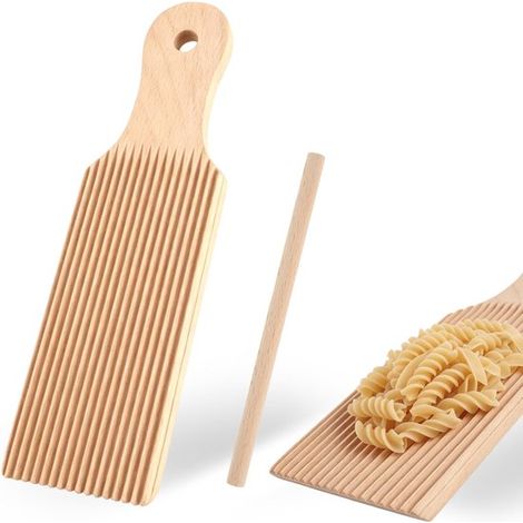 Un moule à boules de pâte en bois et une planche à pâtes (avec rouleau à pâtisserie) sont parfaits pour confectionner des boules de pâte et des pâtes maison. (1/5)