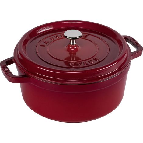 Cocotte ronde en fonte émaillée 24 cm 3,8 L – Finition cerise brillante – Compatible induction et four jusqu'à 482 °C – Rétention de chaleur optimale – Staub (1/3)