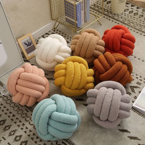 Handgestricktes, geknotetes, kugelförmiges Dekokissen, ideal zur Dekoration des Wohn- oder Schlafzimmers. (1/5)