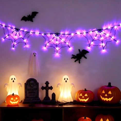 Éclairage de Toile D'araignée D'halloween, Éclairage Violet, 180 cm, Guirlande LED avec 3 Motifs & Araignée en Peluche, Télécommande, Piles (1/3)