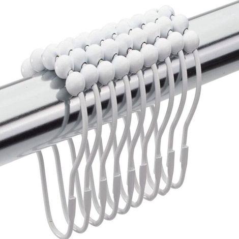 Set mit 12 weißen Duschvorhanghaken mit Metallkugel.