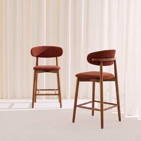 Lot de 2 tabourets de bar en bois d'hévéa noyer et tissu chenille - Paola Noyer / Bordeaux