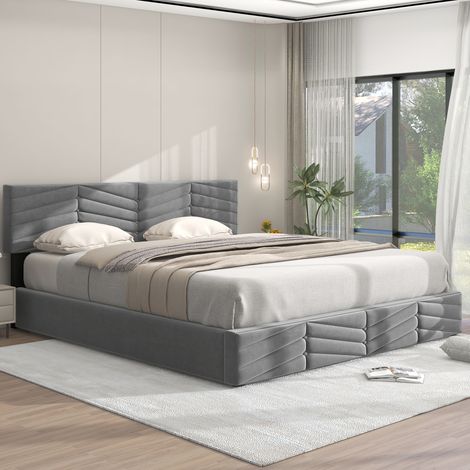 Lit double tapissé en velours rayé gris 180x200 cm, sommier à lattes intégré, mécanisme hydraulique, tête de lit ajustable en hauteur.