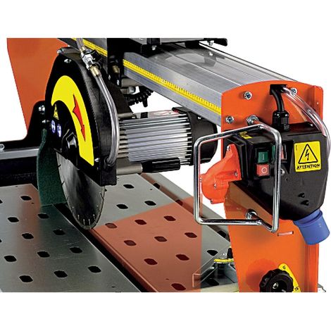 Affichage de coupe laser, y compris la montage