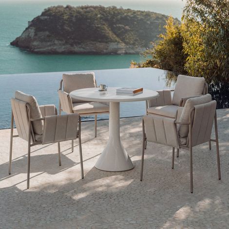 Set da tavolo rotondo Ø90 cm in cemento e fibra di vetro Melody e 4 sedie da giardino con braccioli imbottite e in acciaio Zunik SKLUM            