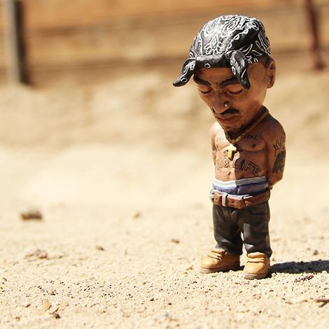 Statuette miniature en résine commémorative d'un rappeur hip-hop, ornement décoratif (1/4)