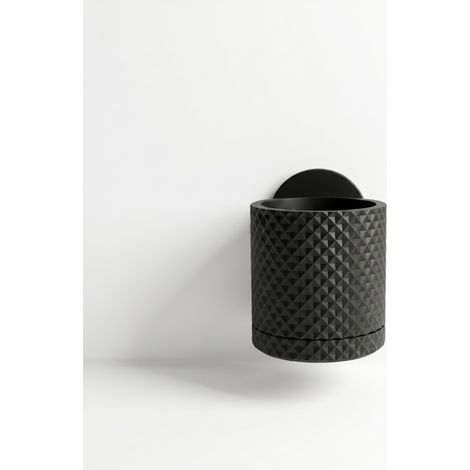 Vaso da fiori nero con motivo a rombi e vassoio raccogligocce nascosto. (1/3)