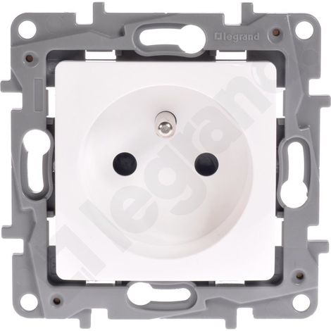Enchufe individual Niloe con/sin 16A IP20 con obturadores, blanco 664536