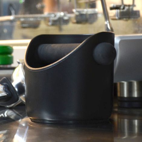Seau à marc de café noir antidérapant pour usage domestique, poubelle de recyclage du marc de café, mini seau à marc de café à bec droit. (1/5)