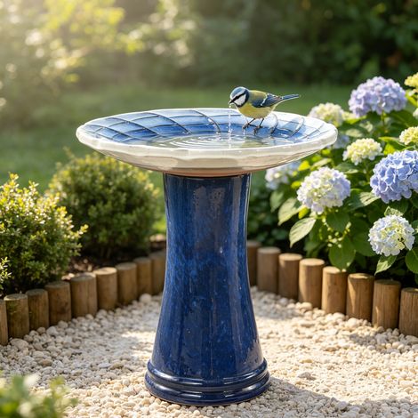 Bain d’oiseaux céramique artisanal brillant glaçure dégradée bleu roi blanc Ø43cm H45cm, relief écaille radial sur cuvette, résistant gel et intempéries extérieur