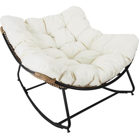 Altobuy – Fauteuil à bascule blanc – Assise capitonnée en mousse polyuréthane – Structure acier noir – Revêtement polyéthylène effet rotin UV (1/5)