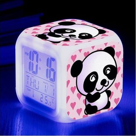 Digitaler Wecker mit LED-Anzeige – Funktionen: Uhrzeit, Datum, Temperatur, Wecker, farbiges Nachtlicht – 8 x 8 x 8 cm – Betrieb über USB oder AAA-Batterien – 1 Stück (1/5)