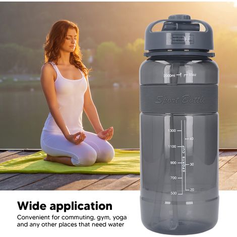 2000-ml-Sportwasserflasche mit Trinkverschluss und Strohhalm, großes Fassungsvermögen, tragbar, für Outdoor-Aktivitäten, mit Schultergurt, grau (1/4)