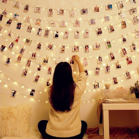 Guirlande lumineuse féérique de 2 mètres en fil de cuivre, 20 LED, alimentée par 3 piles AA. Comprend 20 supports à pinces pour photos en bois. Design flexible, pliable et multicolore. Idéale pour la (1/2)