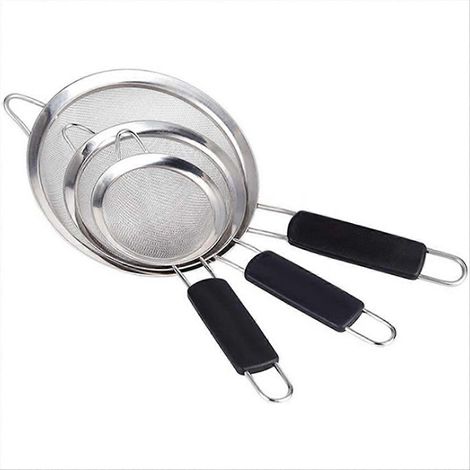 Set aus 3 feinmaschigen Edelstahlsieben für Mehl und Eier. (1/5)