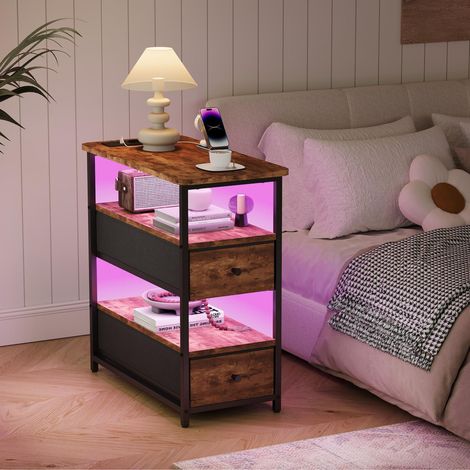 Tavolino stretto 58x28x60.5 cm - comodino stretto con stazione di ricarica 2 prese UE, USB, Type C, LED RGB con controllo tramite app/telecomando e 2 cassetti in tessuto - marrone