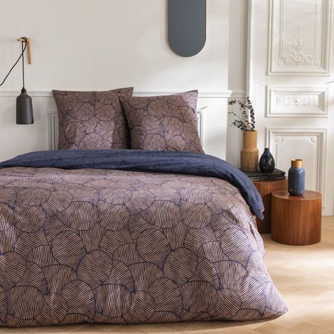 Parure de lit 2 personnes en coton 57 fils – Imprimé fleurs graphiques bleu et camel – Housse de couette 240x220cm + 2 taies 63x63cm – Future Home (1/5)